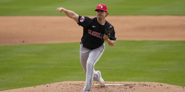 Shane Bieber trabaja en el cambio en la segunda apertura de la Liga Cactus