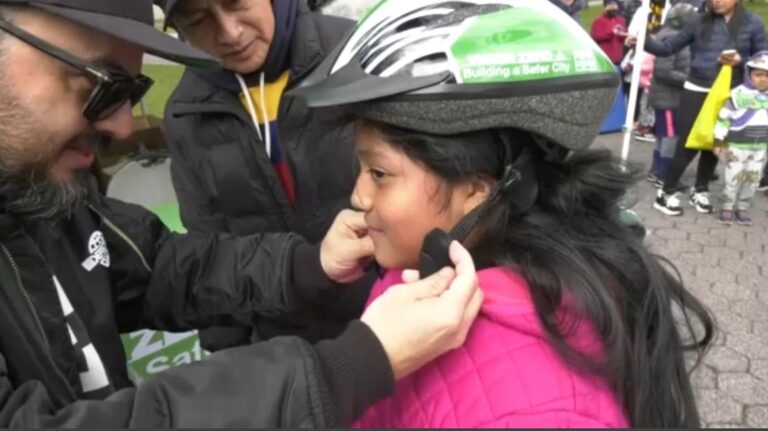 Distribuyen cascos de bicicleta para ayudar a fomentar la seguridad