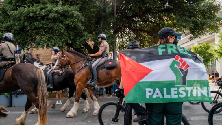 Protestas universitarias pro-palestinas perturban los campus de Columbia, UCLA y en todo Estados Unidos