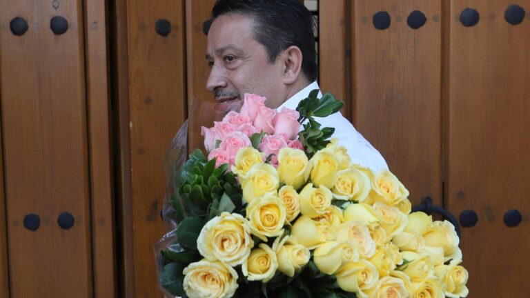 Flores amarillas en décimo aniversario muerte García Márquez