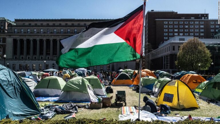 Protestas universitarias pro-palestinas perturban los campus de Columbia, UCLA y en todo Estados Unidos