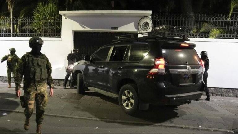 México difunde inéditos videos de irrupción en embajada