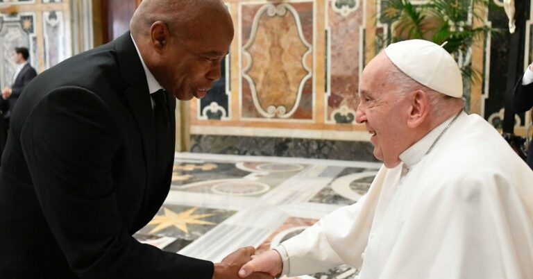 El alcalde Adams se reúne con el Papa Francisco en Roma.