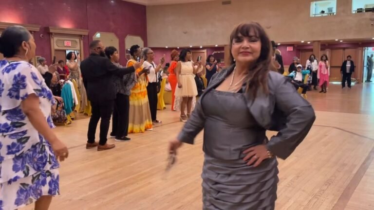 Celebran fiesta y desfile de moda para adultos mayores.