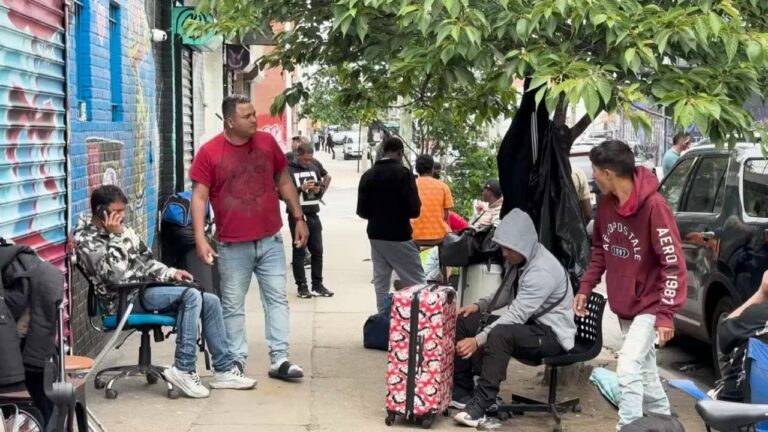 NYC comenzará a aplicar límites estancia albergues migrantes