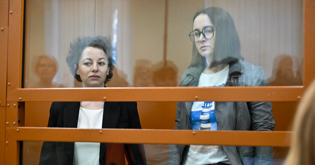 Dos mujeres rusas montan una obra de teatro.  Entonces el Estado vino por ellos.