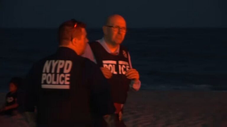 Dos adolescentes desaparecidos en aguas de playa de Queens