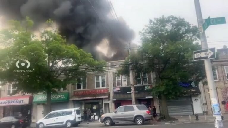 Dos heridos por incendio en lavandería en Queens