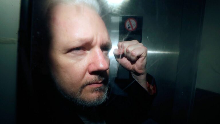 Assange se declara culpable en acuerdo con EEUU