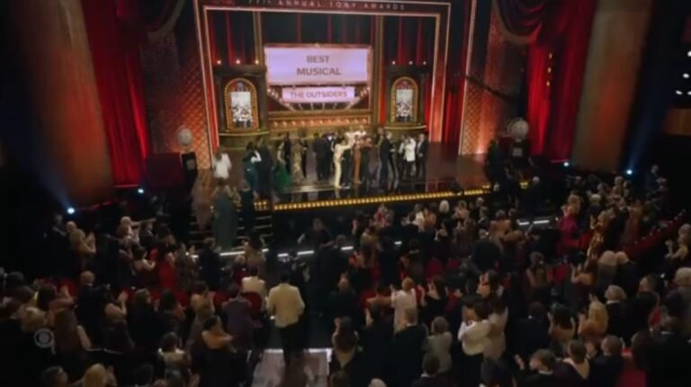 'The Outsiders' mejor musical y «Stereophonic» mejor obra