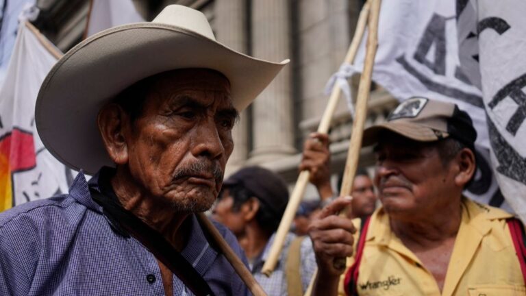 Campesinos guatemaltecos marchan contra la corrupción