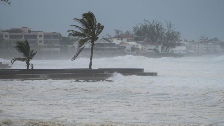 Huracán Beryl categoría 5;  Barre islas sureste caribe