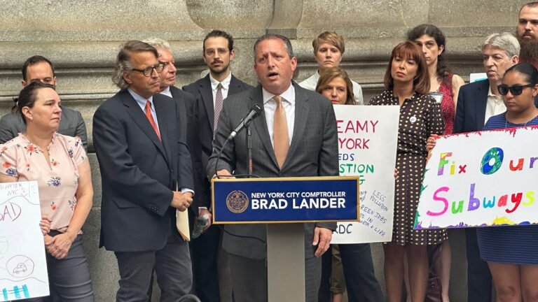 Nuevas demandas contra 'pausa indefinida' de gobernadora