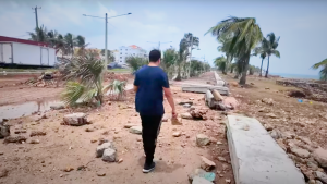Caminando por los escombros del malecón de Santo Domingo – Remolacha