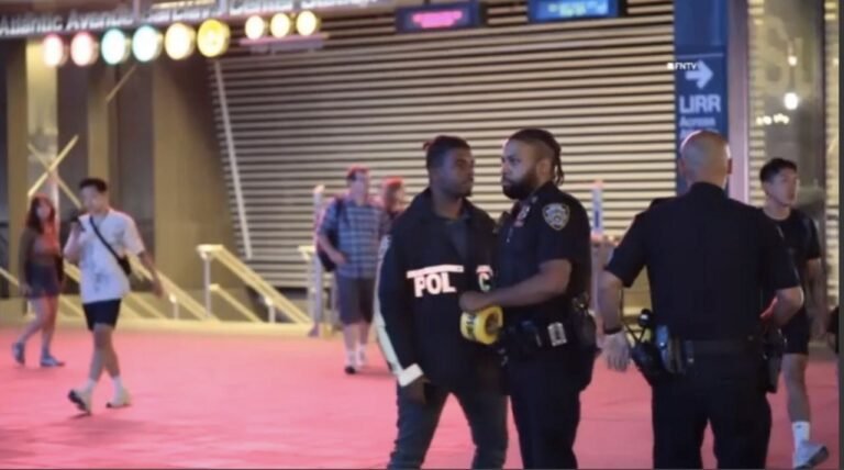 Una resultado adolescente apuñalada en el estómago en Brooklyn