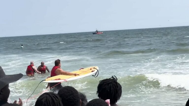 Enseñan a bañistas playas Rockaway como mantenerse seguros