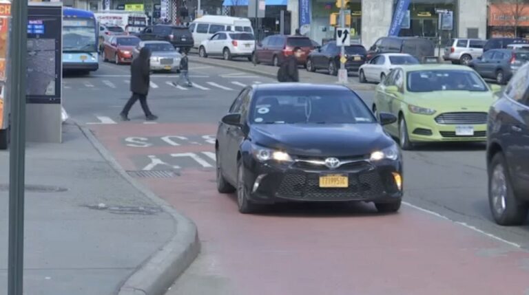 Multas para vehículos en carriles bus y doble fila