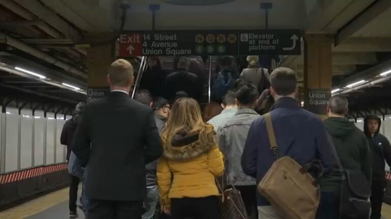 Un empleado de la MTA es acuchillado mientras limpiaba