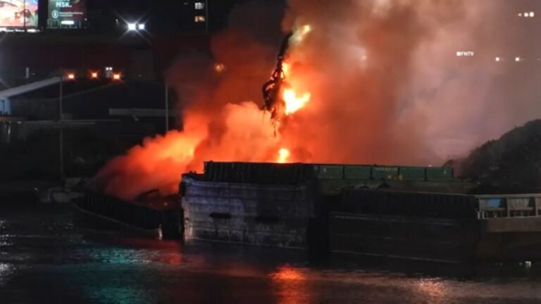 Bomberos encuentran baterías de iones en barcaza incendiada