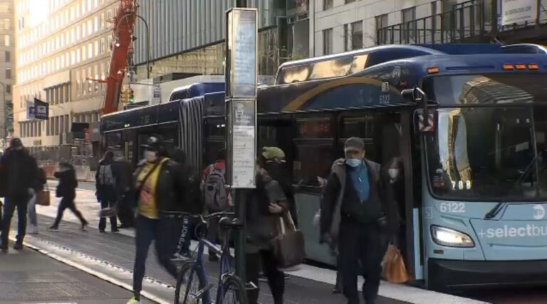 La MTA aumenta inspectores en autobuses para frenar la evasión