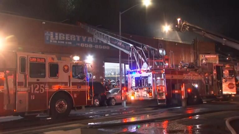 Un taller de neumáticos arde en llamas en Queens