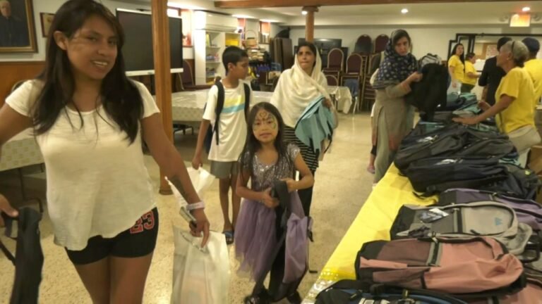 Entrega de útiles escolares, servicios médicos gratis en Queens