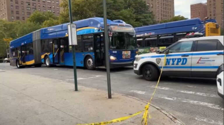 Un resultado baleado adolescente al bajar de un autobús