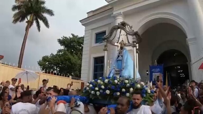 Cubanos veneran con misa y procesión a la Virgen de Regla