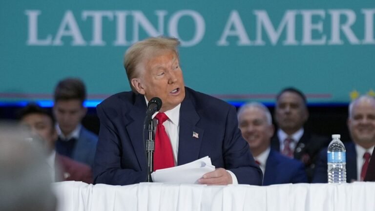 Trump redobla sus ataques e insultos contra Harris