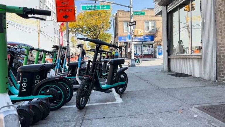 Protestan por falta de regulación de e-scooters en Queens