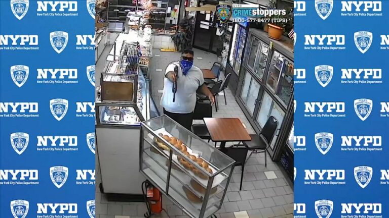 Hombre con un rifle en la mano intenta robar una panadería