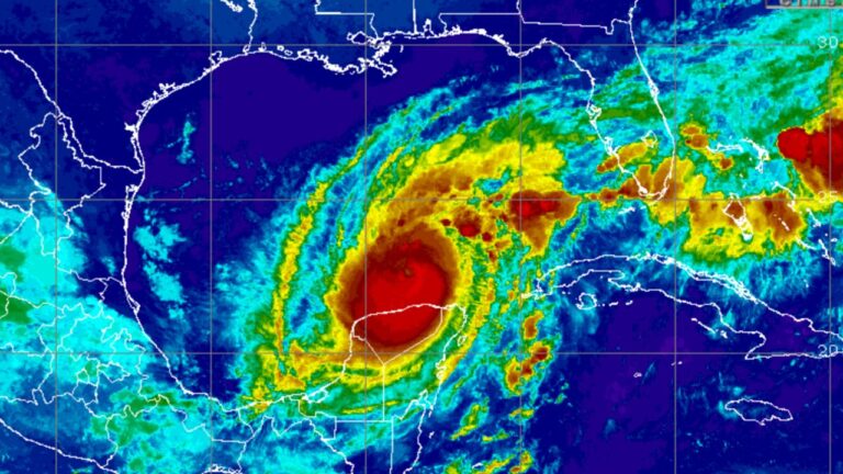 Milton se debilitó a huracán categoría 4; Florida en alerta