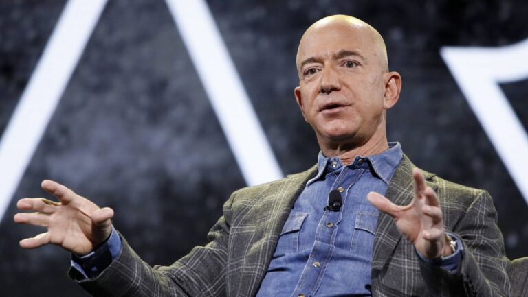 Bezos defiende decisión de no apoyar ni a Harris ni a Trump