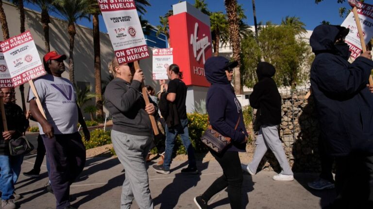 Cientos de trabajadores hoteleros en huelga en Las Vegas