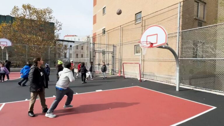 Inauguran campo de juegos en escuela en El Bronx