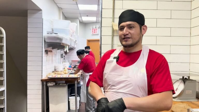 Día de Muertos, el panadero Muñoz prepara monas y hojaldras