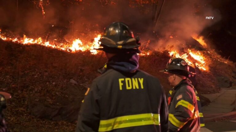 Bomberos combaten por horas incendio en parque Inwood Hill