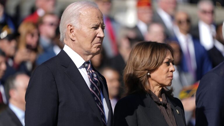 Biden y Harris en el Cementerio Nacional de Arlington