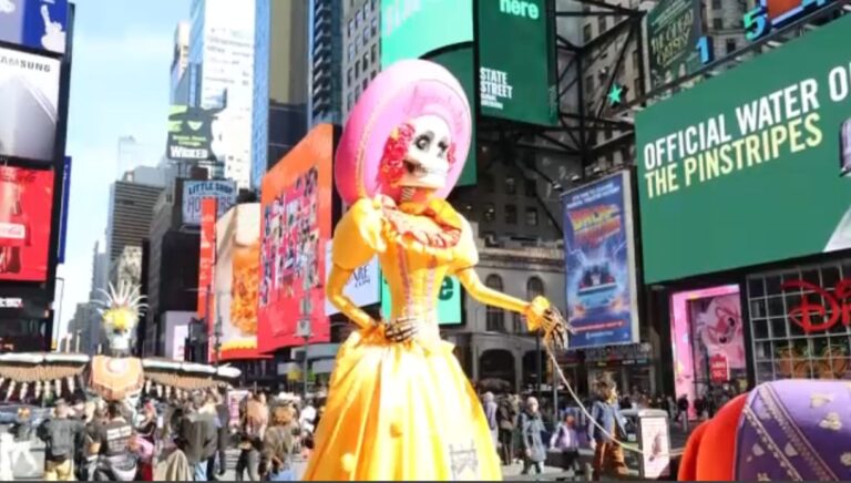 Catrinas en Times Square da inicio al Día de Muertos