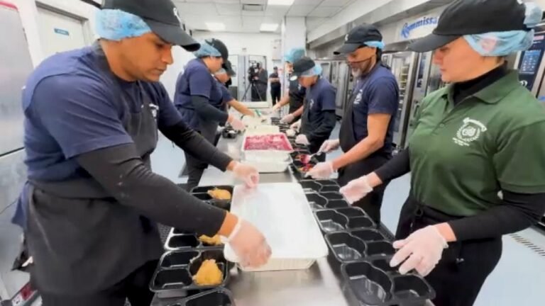 Solicitantes de asilo disfrutan cena de Acción de Gracias