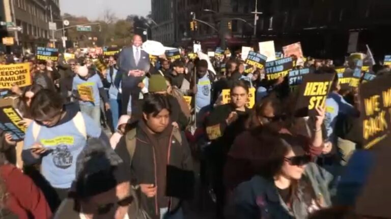 Marcha en Manhattan contra agenda de deportaciones de Trump