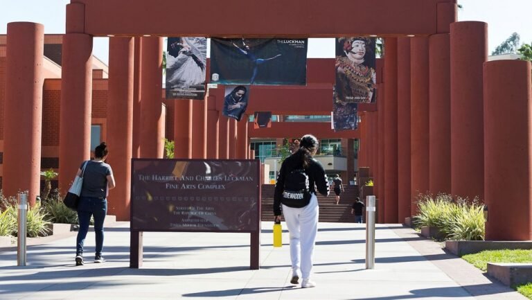 Instan a regresar al campus de EEUU a estudiantes extranjeros