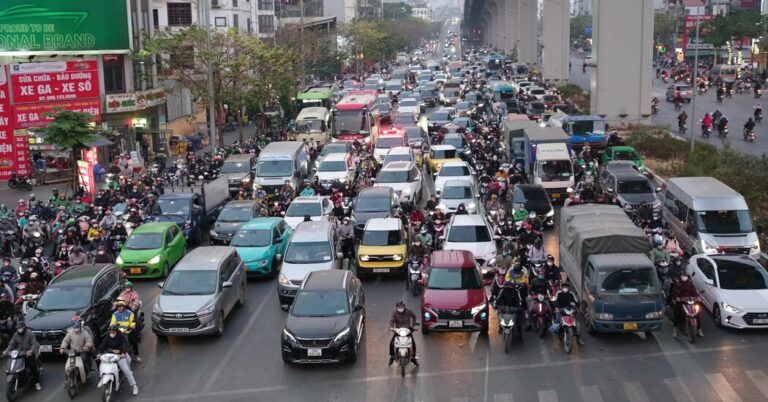 Los conductores de Vietnam, enfrentando multas pronunciadas, se ocupan de las reglas del camino