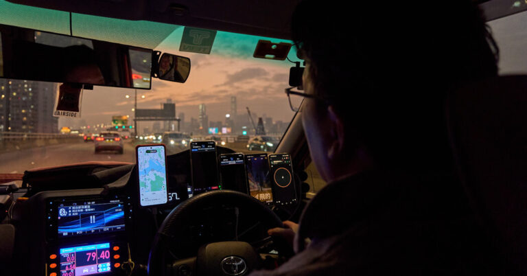 Los taxistas de Hong Kong, despreciados y frustrados durante mucho tiempo, se enfrentan al fin de una era