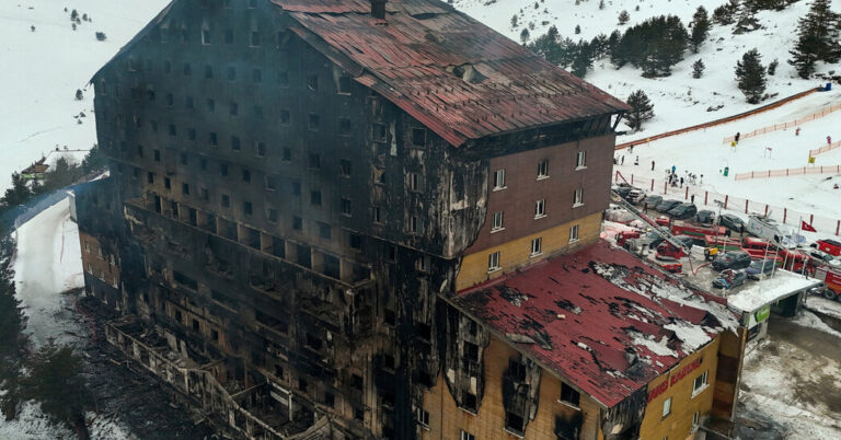 El mortal incendio de un hotel en una estación de esquí turca provoca dolor e indignación