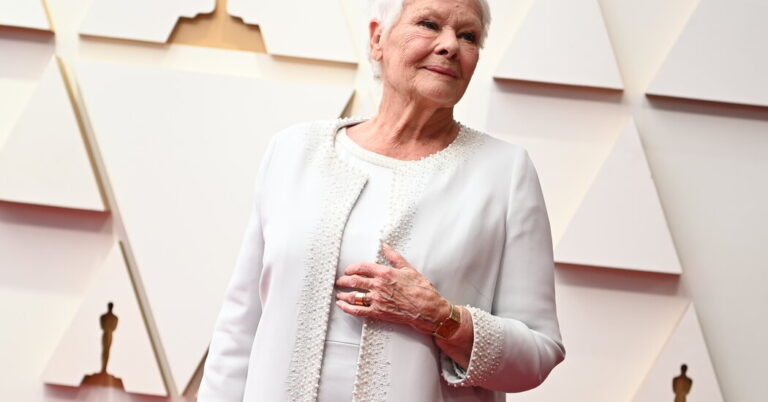 Judi Dench dice que ya no va sola a eventos, citando pérdida de visión