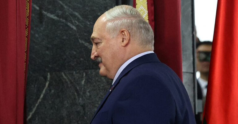 El líder de brazo fuerte de Bielorrusia, Aleksandr Lukashenko, cruza a la reelección