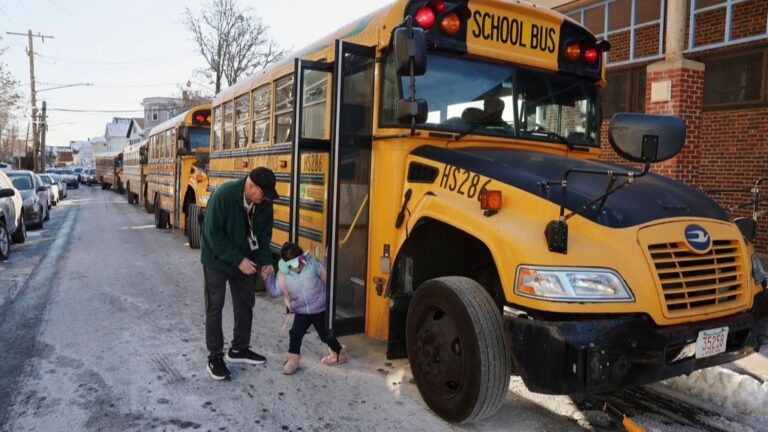 Boletín Matinal: Acciones de Trump hace que familias migrantes evalúen el riesgo de enviar a sus hijos a la escuela