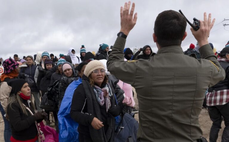 Decenas de refugios fronterizos alivian presión migratoria