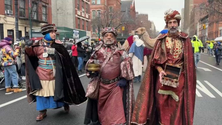 Comunidad en desfile del Día de Reyes Magos en East Harlem